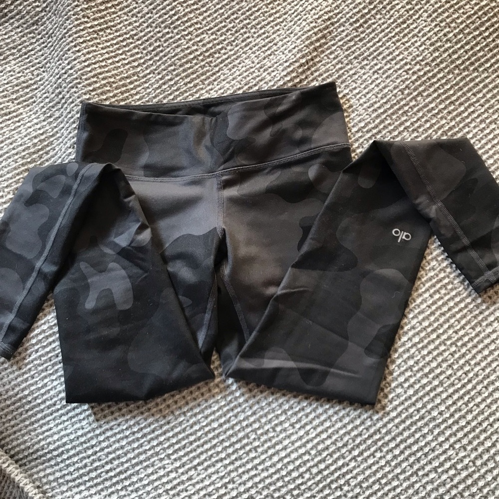 Airbrush legging in black camo. Full length